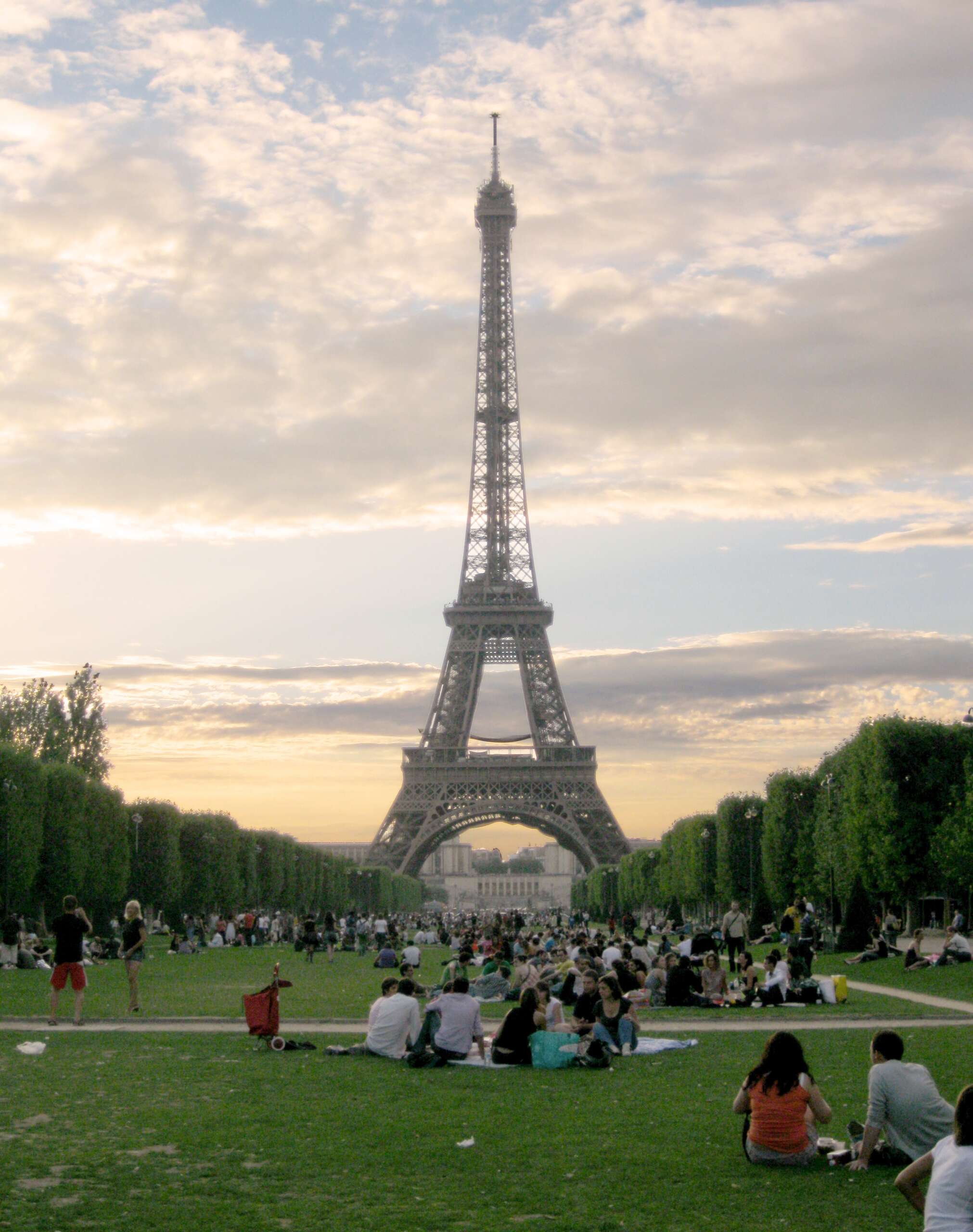 Champ de Mars face à la Tour Eiffel